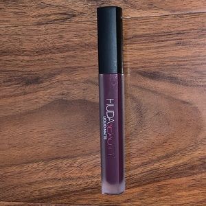 Huda Beauty Liquid Matte Material Girl